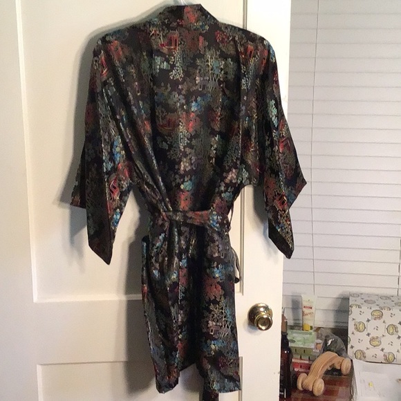 Short Chinese lounge robe. - Picture 2 of 3